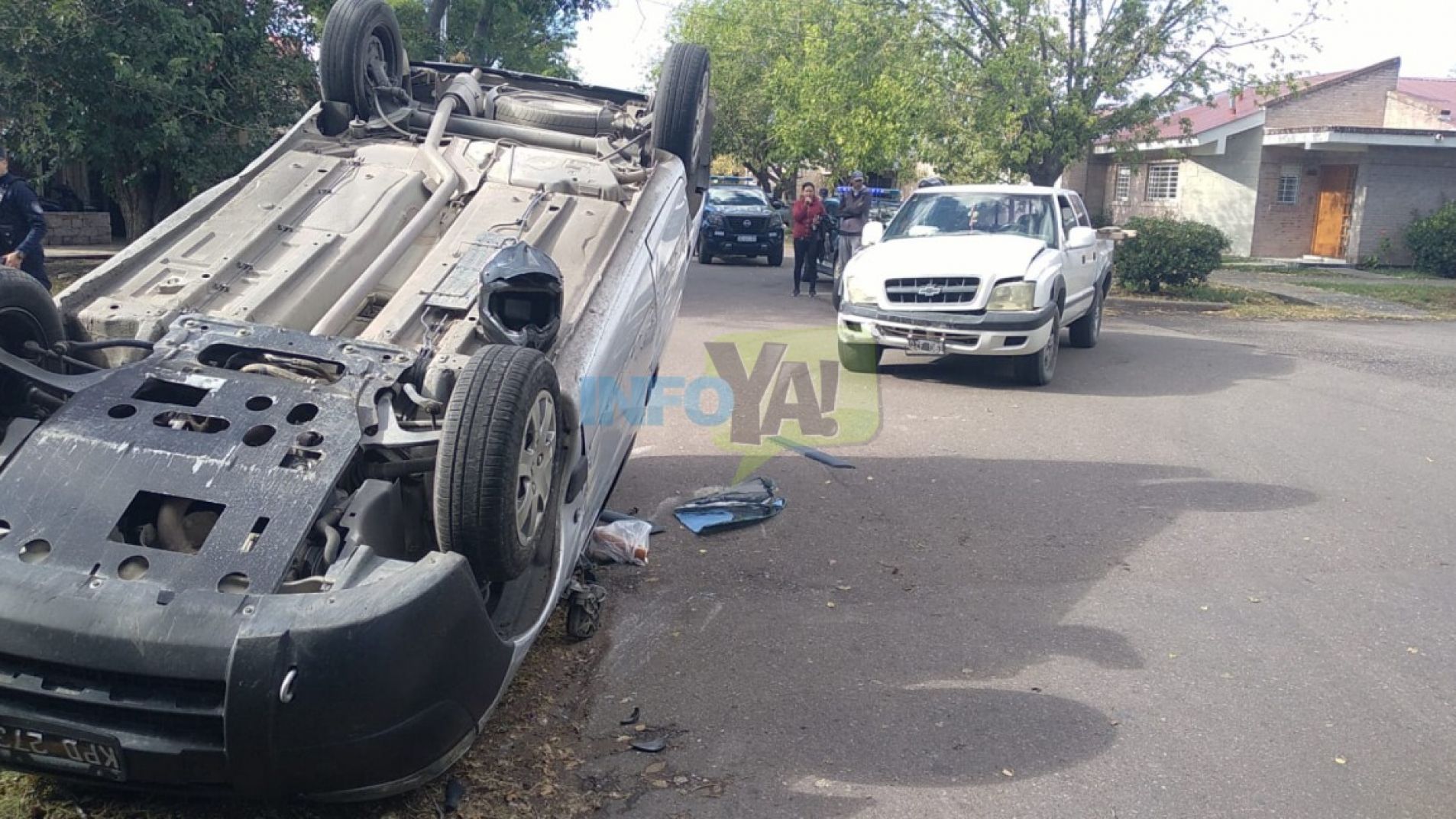 El conductor del utilitario volcado pudo salir por sus propios medios.