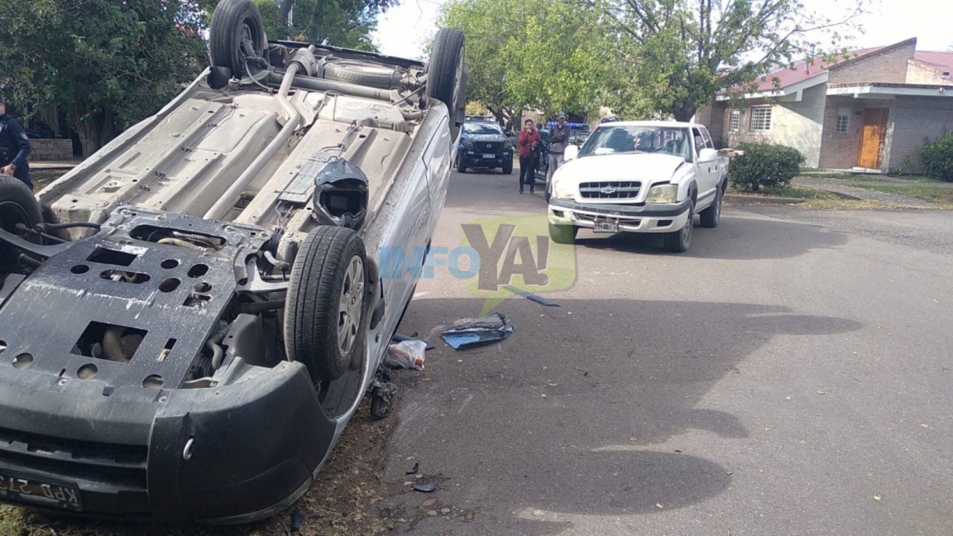 El conductor del utilitario volcado pudo salir por sus propios medios.