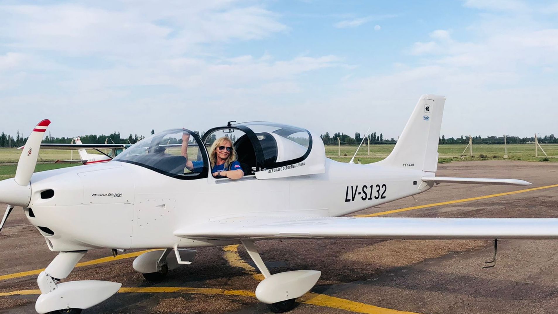 Miriam Ferreyra al mando de en avión Tecnam P2002.