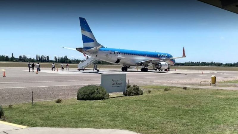 Adelantarán a la mañana el vuelo a San Rafael y sumarán una frecuencia en abril
