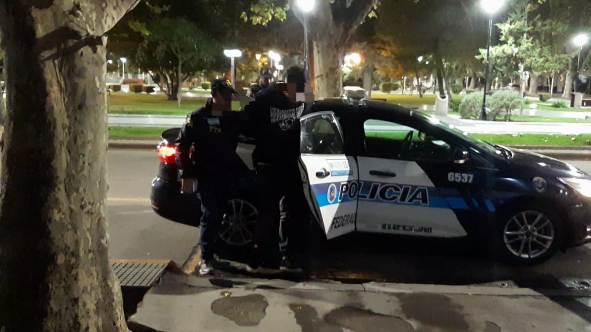 Uno de los detenidos por la Federal frente al anexo del Banco Nación.