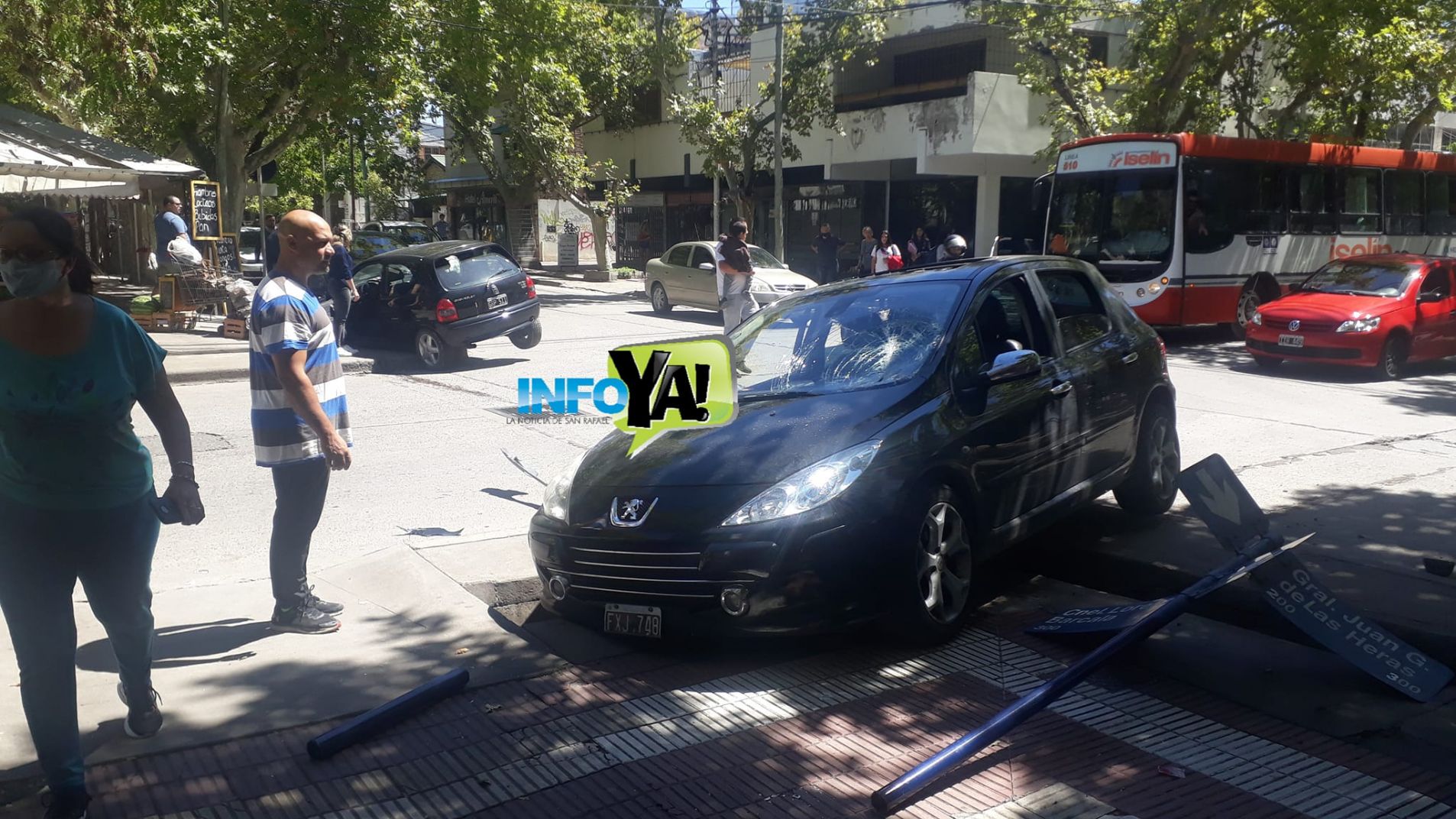 Caso típico: el 25 de febrero de 2022 chocaron un Peugeot 308 y un Chevrolet Corsa, derribando el cartel indicador, mientras un micro estaba en la parada del lugar.