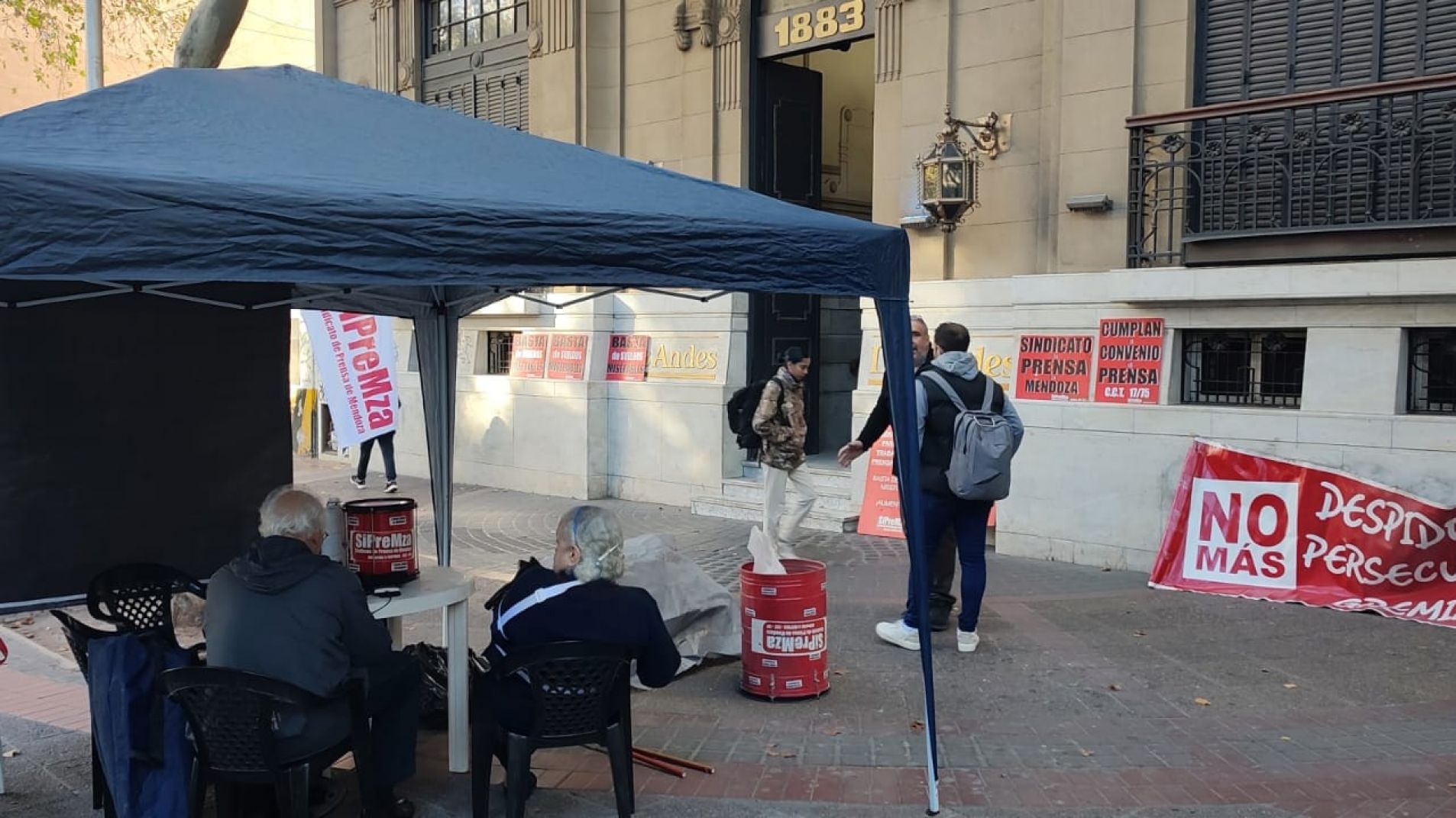 El Sindicato de Prensa protesta en el frente del diario Los Andes.