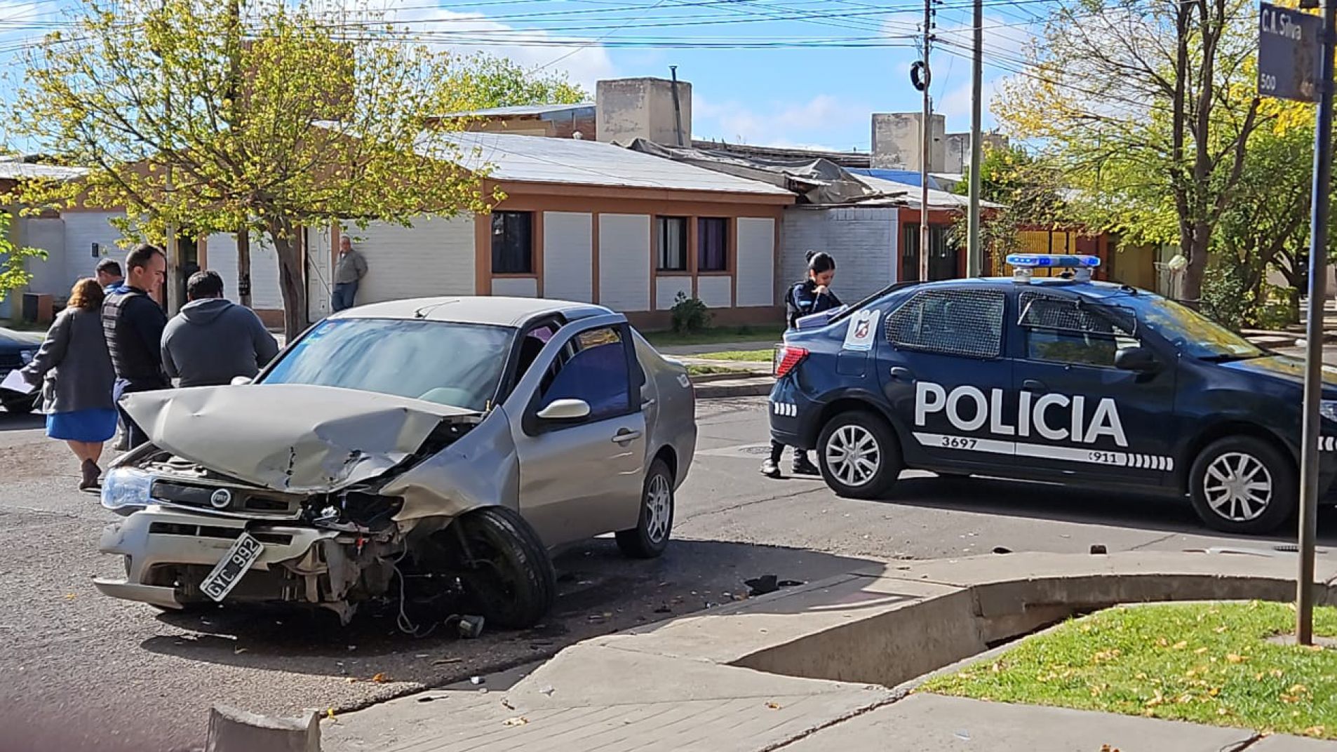 El auto terminó con la trompa destrozada.
