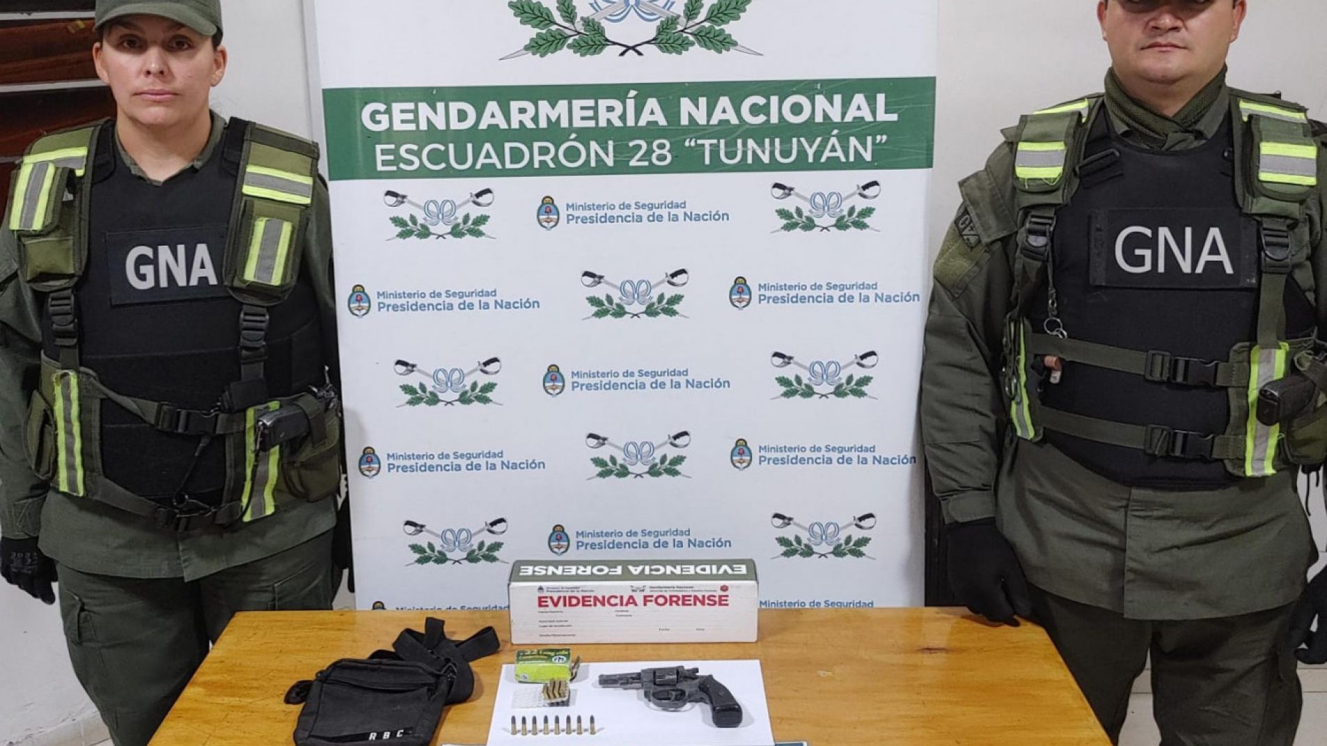Detenidos con armas y estupefacientes