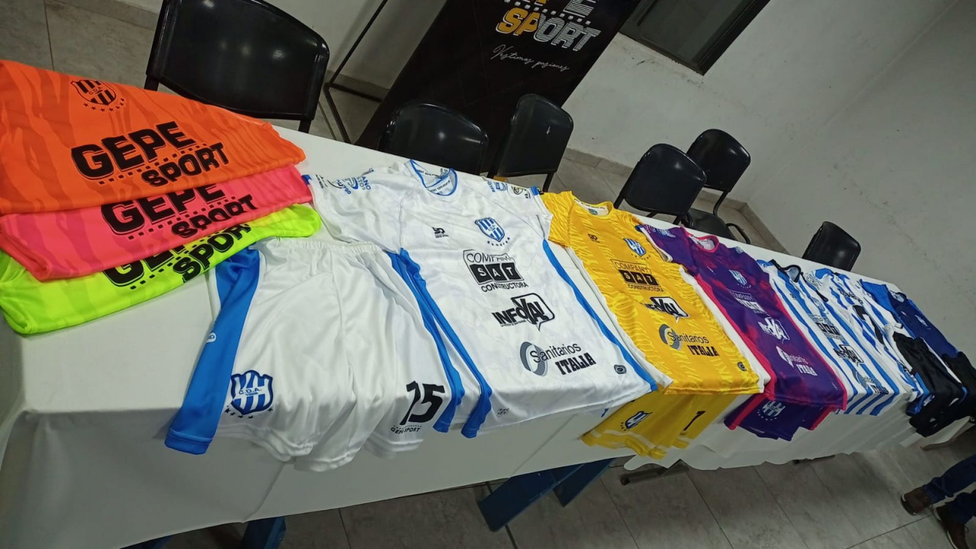 Deportivo Argentino presentó su camiseta que tiene a Info YA! como sponsor
