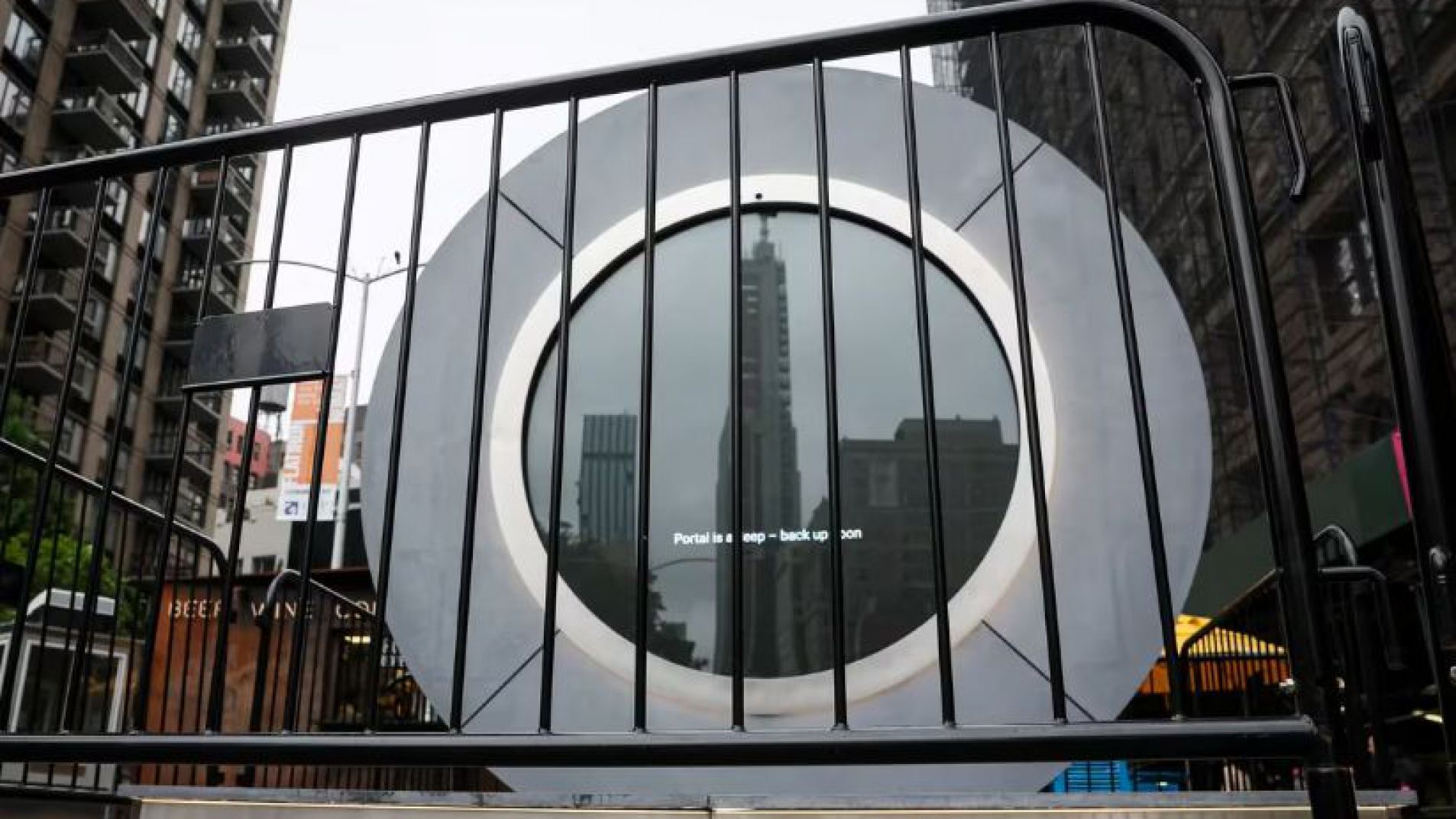 Cerraron el "portal" entre Nueva York y Dublín tras el desnudo de una modelo