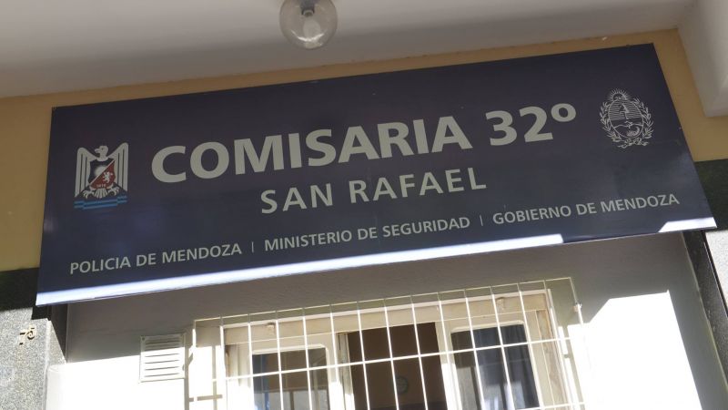 Dejó la bicicleta apoyada en un árbol y se la robaron