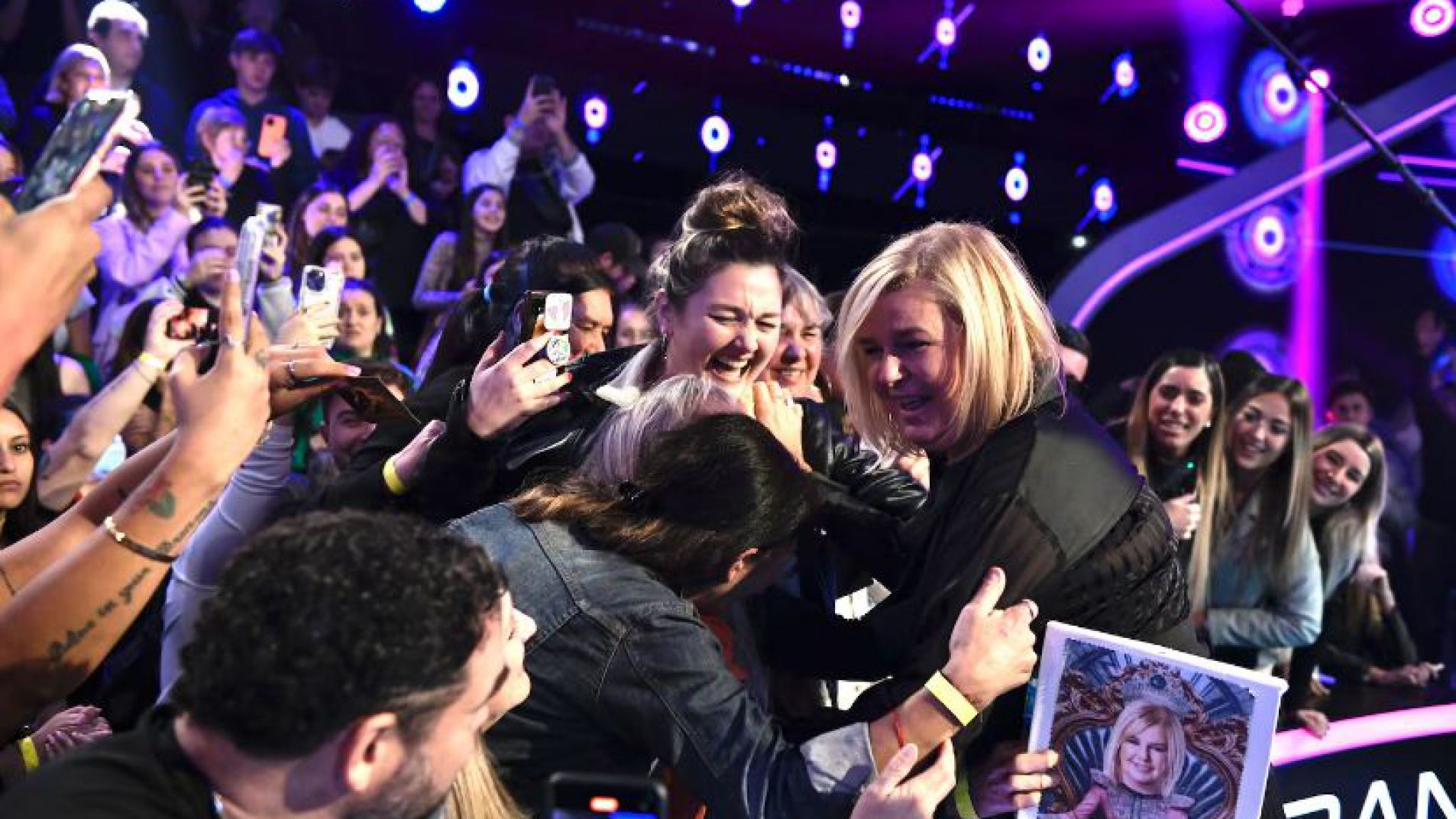 Virginia Demo abandonó Gran Hermano con look de transparencias y botas bucaneras