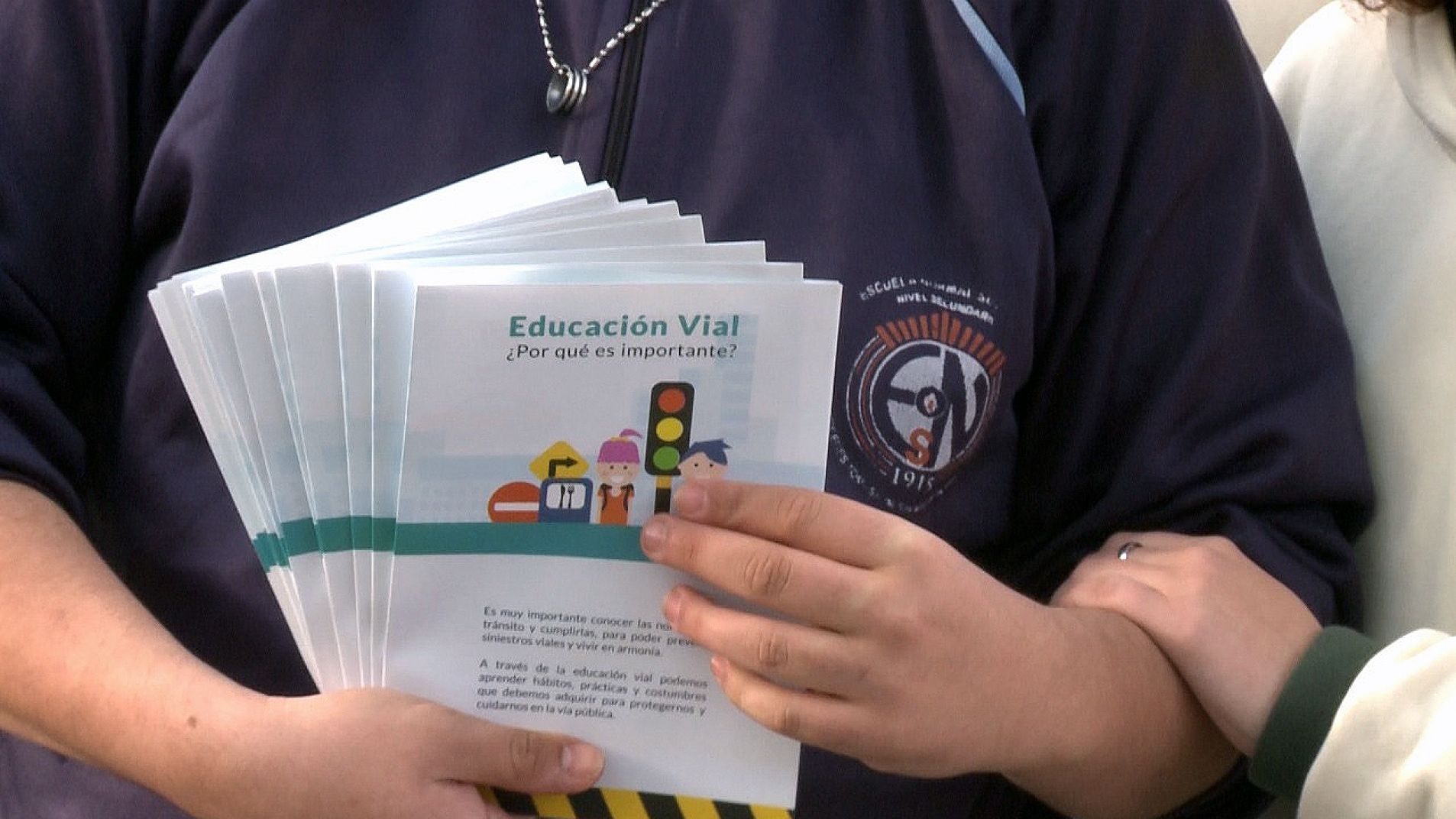 Estudiantes repartieron folletos y concientizaron a conductores en el centro