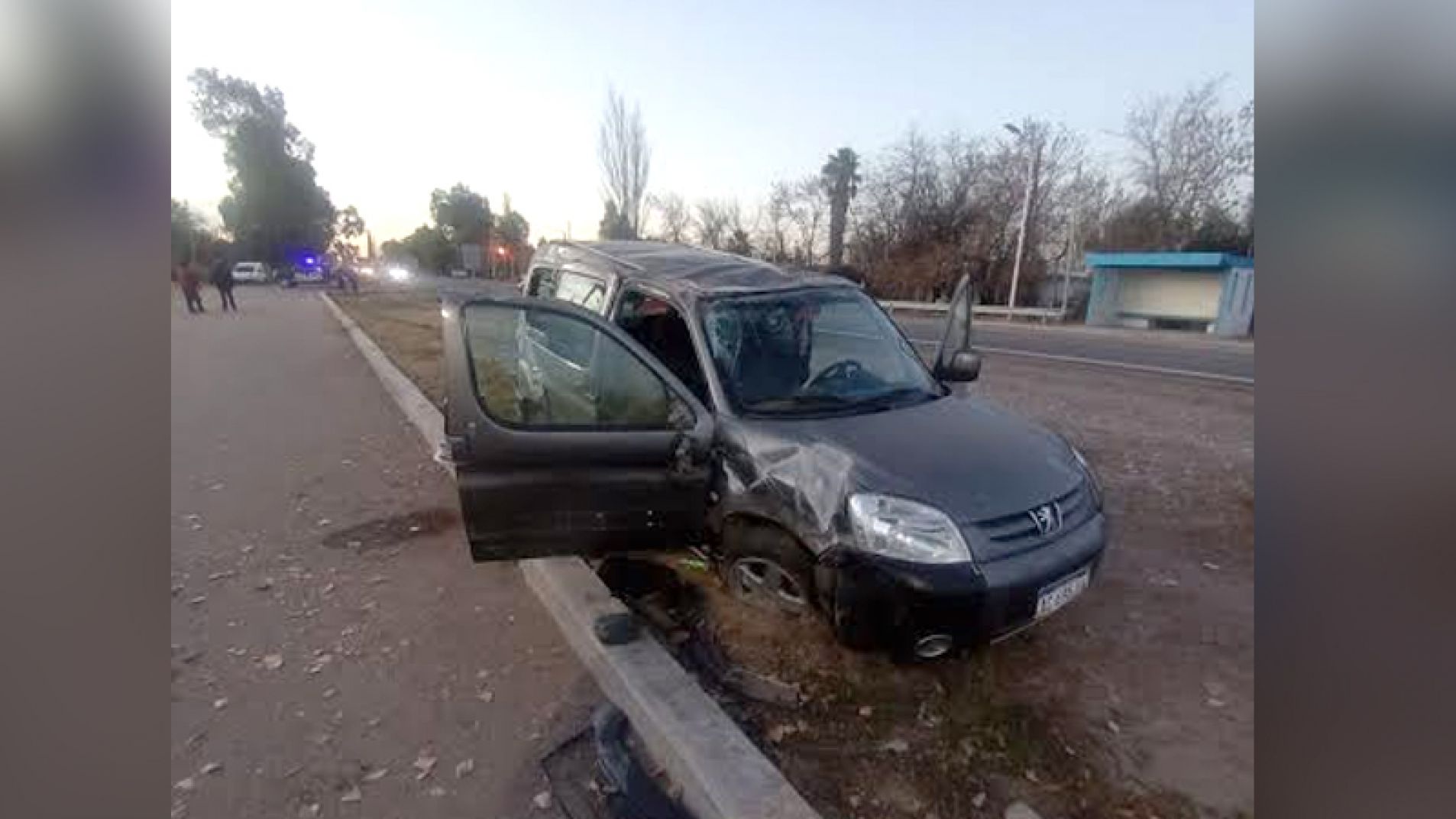 Un utilitario con dos personas volcó en Salto de las Rosas