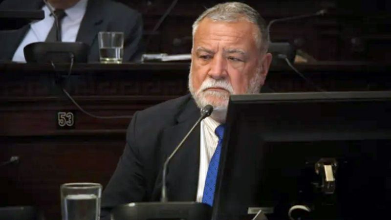 Apareció un candidato que hace poco era opositor