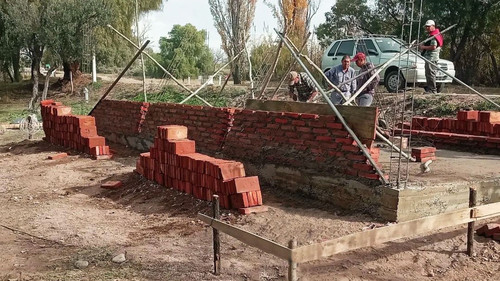 El memorial se construye al costado de la ruta 144, a la salida de Cuadro Benegas.