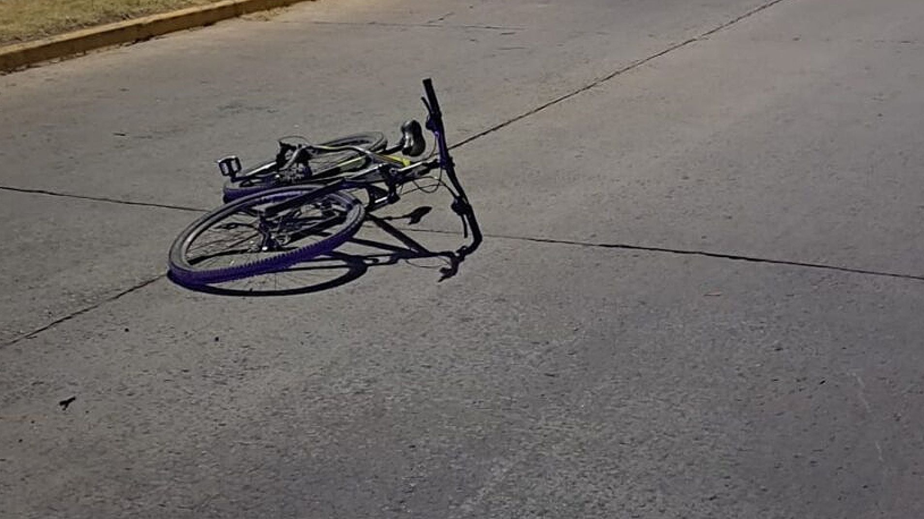 Un auto hizo caer a una ciclista embarazada y siguió de largo