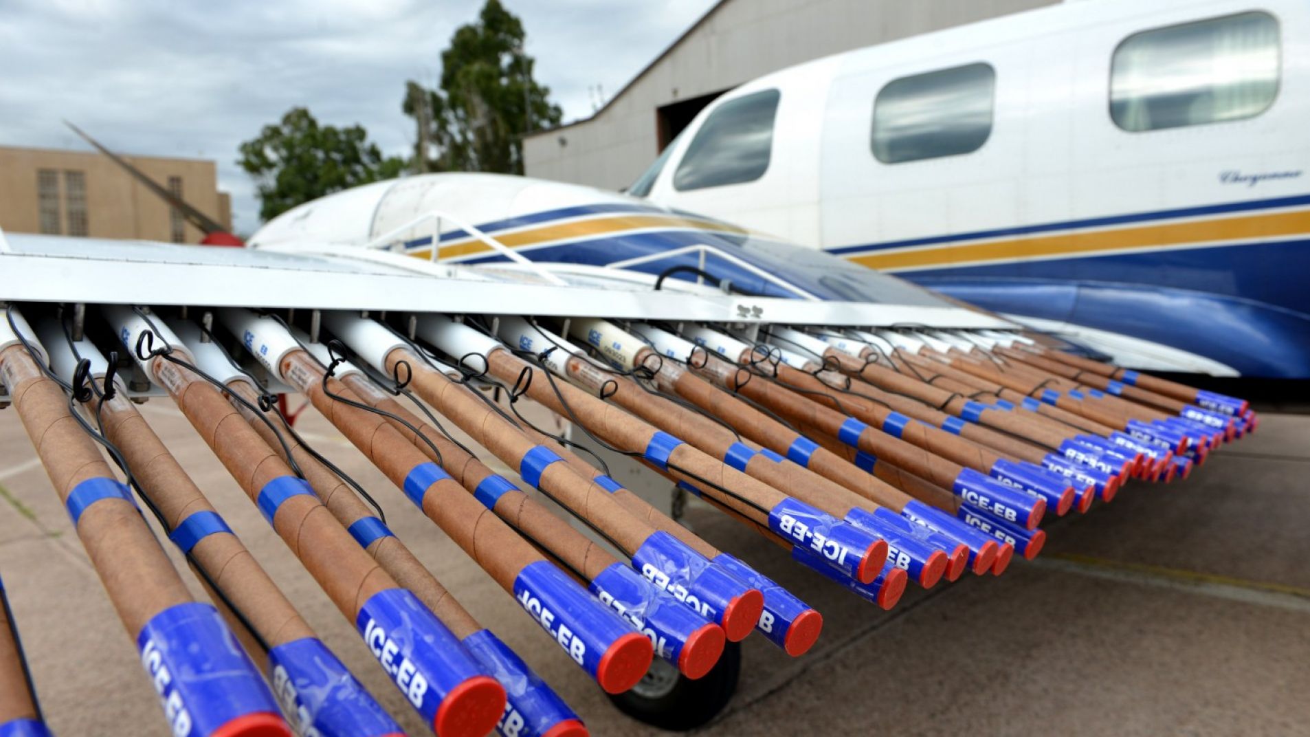 Los aviones dispersan yoduro de plata en las nubes de tormenta para evitar la formación de granizo, o al menos reducirlo.