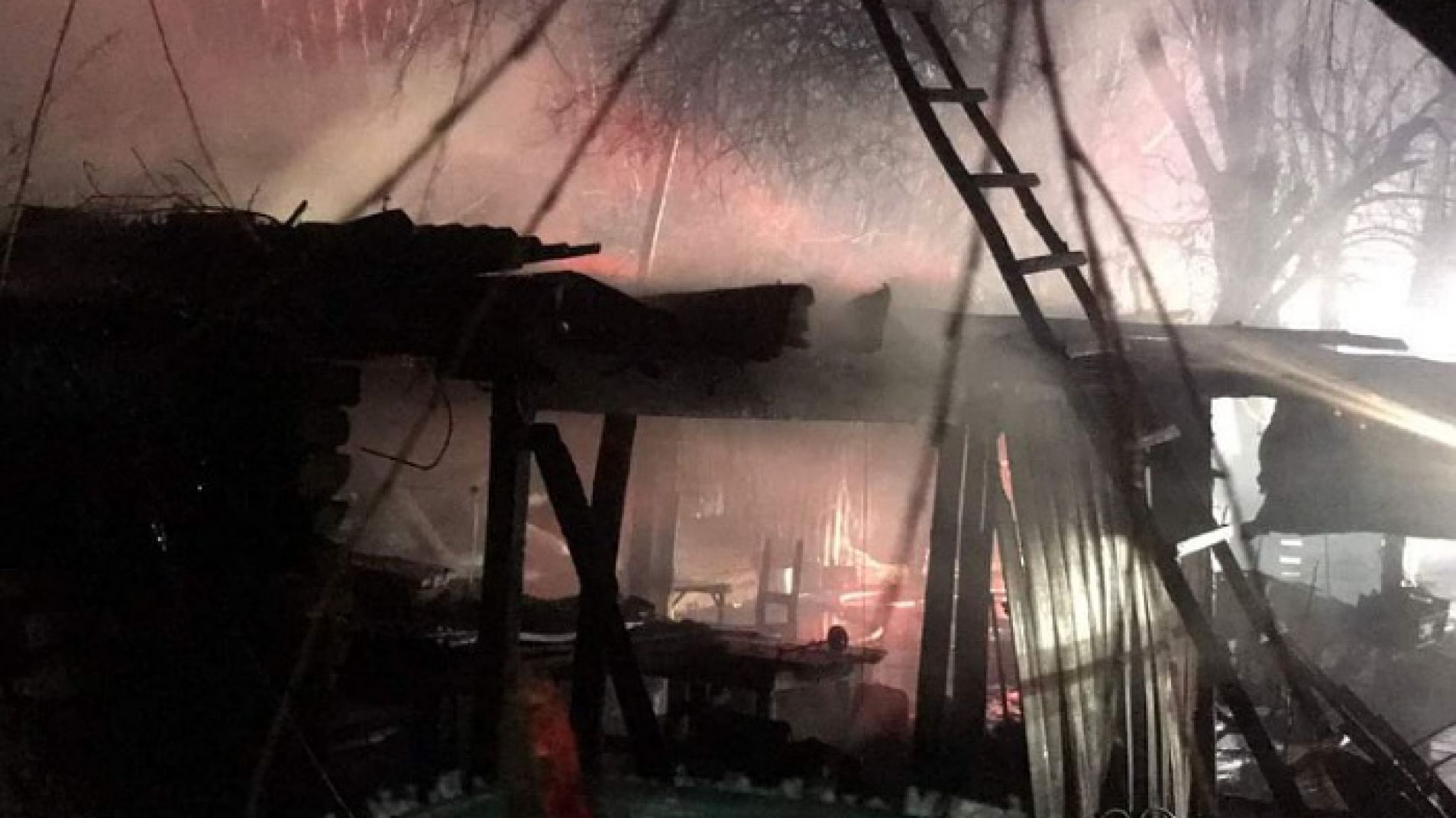 Un hombre falleció tras un voraz incendio en una vivienda: otro se salvó