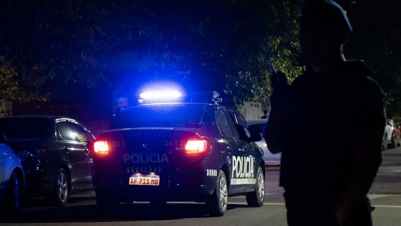 Lo sorprendieron de madrugada llevando una puerta por la calle: quedó detenido