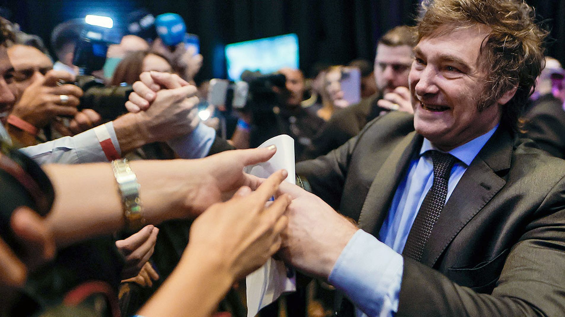 La encuesta empieza a detectar ciertas grietas en el nivel de aprobación de la gestión de Milei.