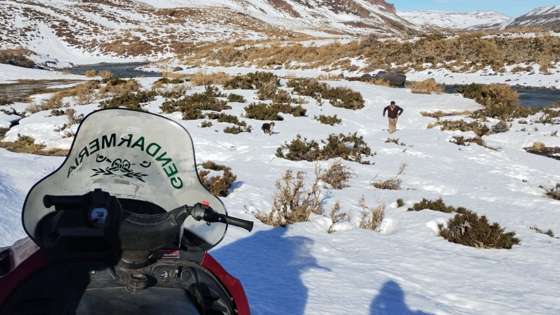 Asistieron a un puestero aislado por las intensas nevadas