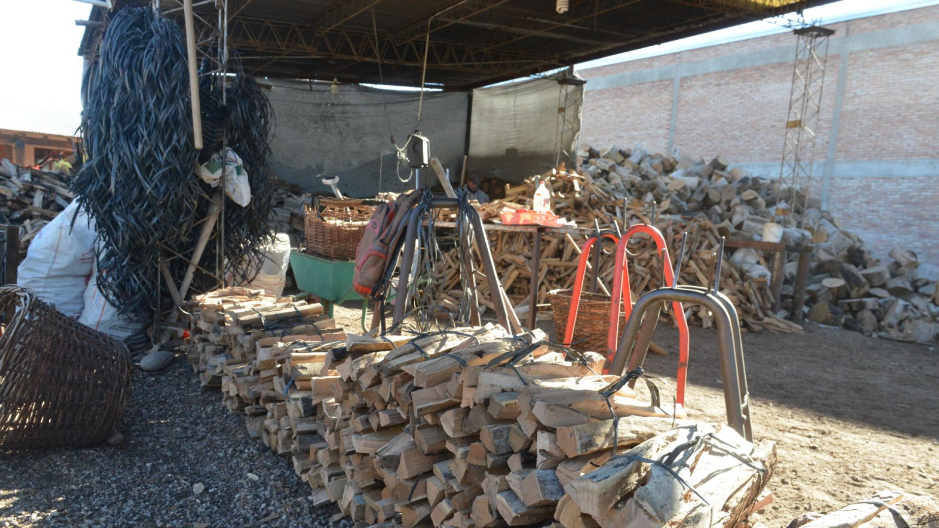 El kilo de leña ronda los 180 pesos.