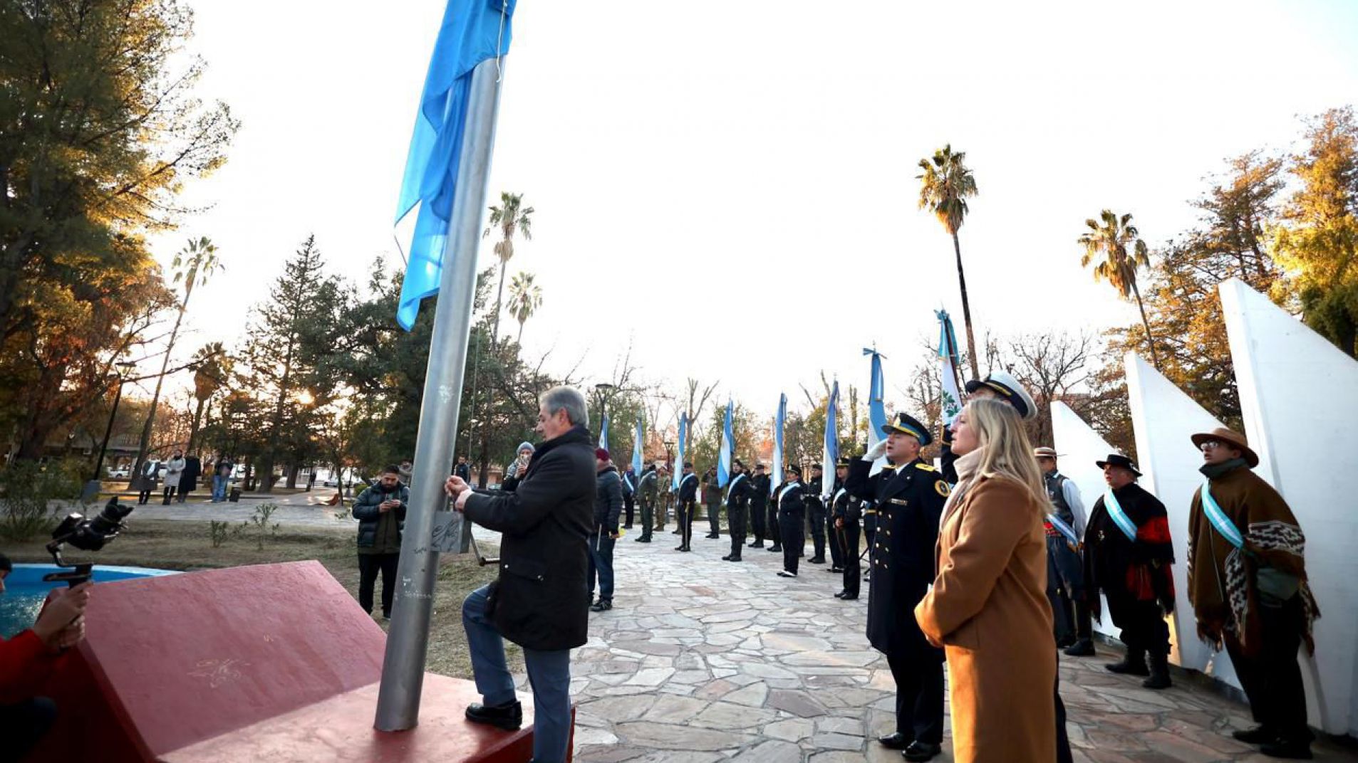 El acto en la plaza 9 de Julio comenzó con el izamiento de la bandera.