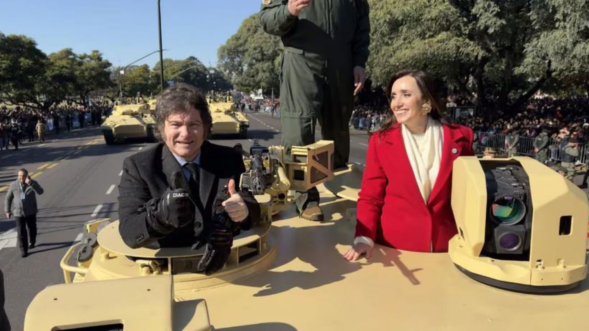 Javier Milei y Victoria Villarruel se subieron a un tanque casi al final del desfile (fotos Infobae).