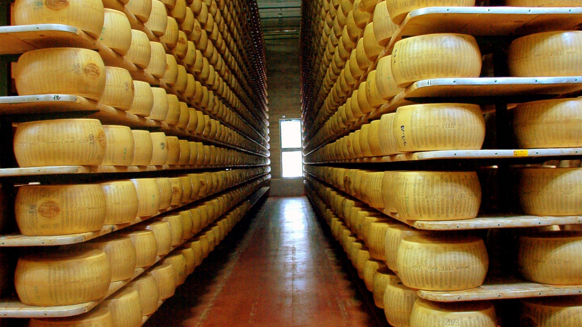 Banco italiano acepta queso parmesano como garantía para otorgar créditos