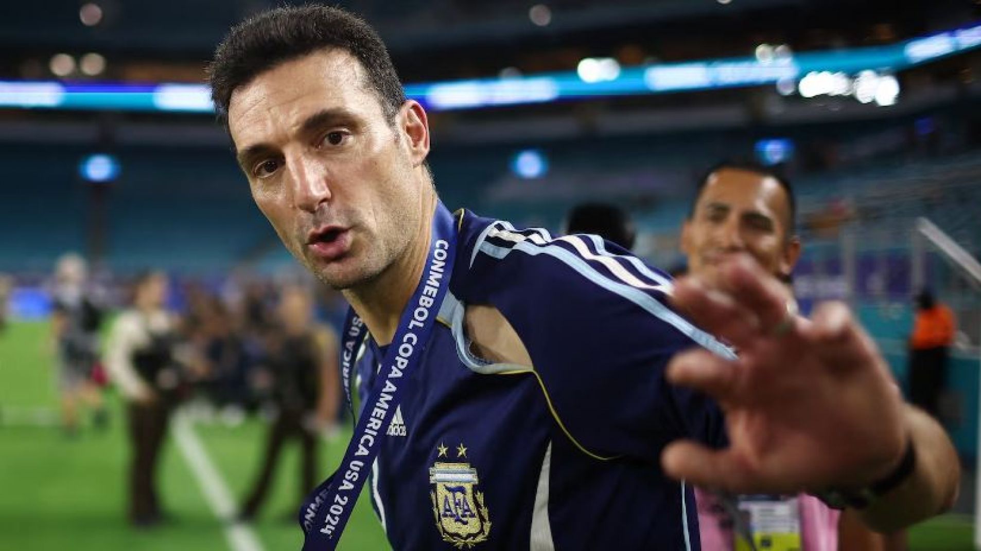 Los mejores memes de los mimos de Lionel Scaloni y su esposa