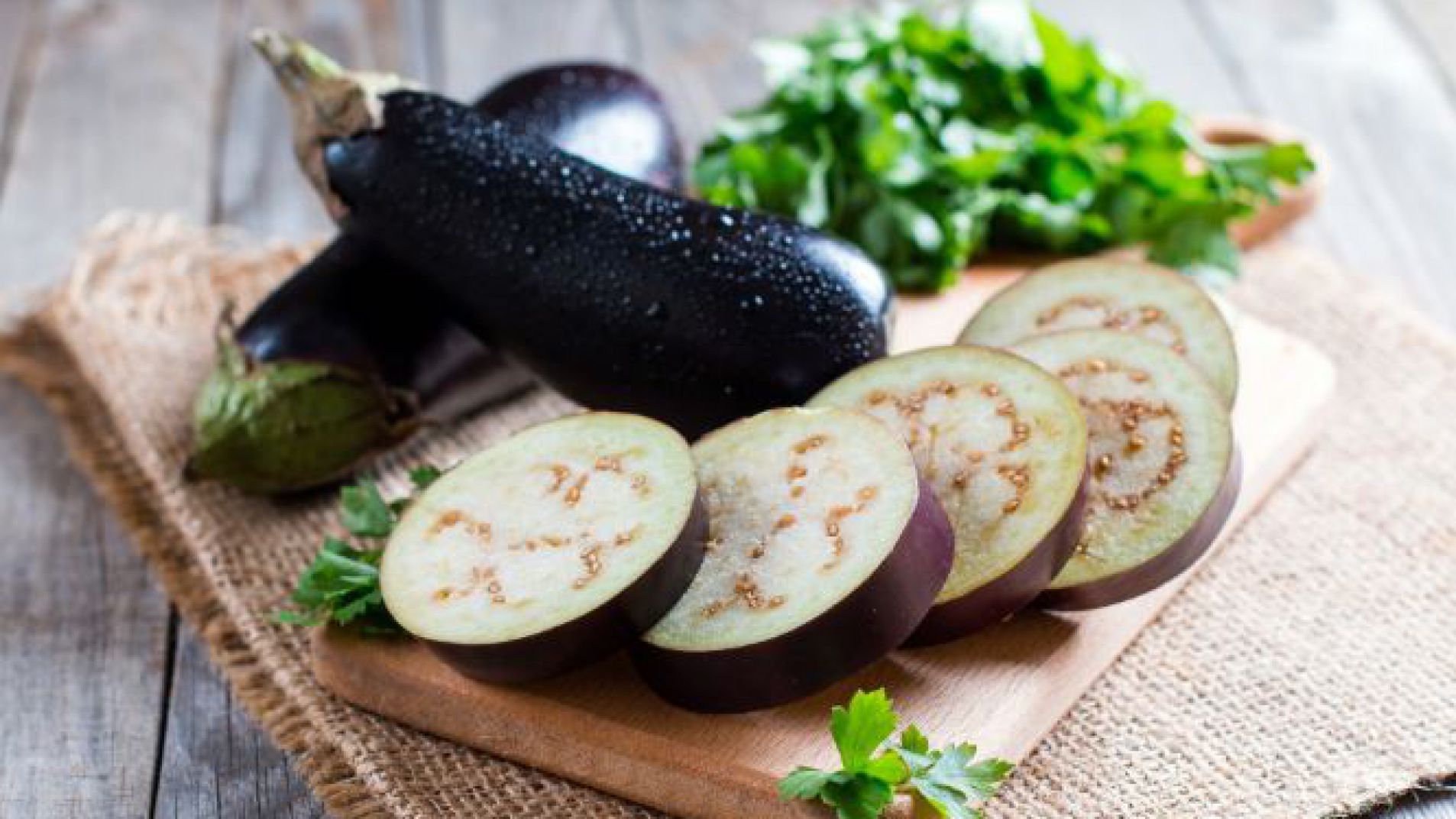 Agua de berenjena: cuáles son sus propiedades y cómo usarla para adelgazar