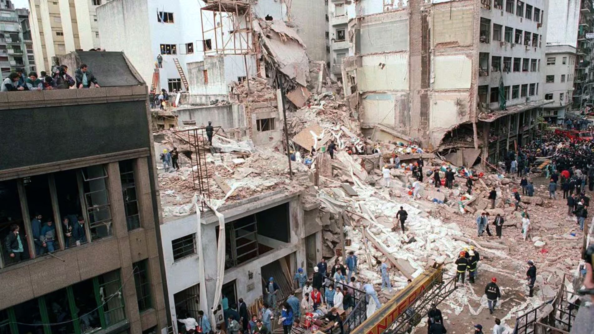 ¿Cómo fue el atentado a la AMIA, el mayor ataque terrorista en Argentina?