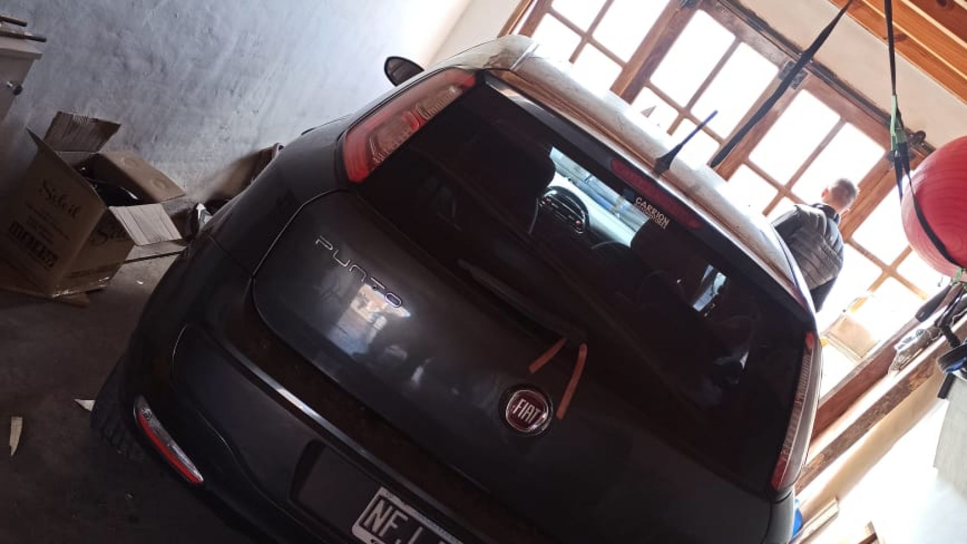 Chocaron dos autos, uno terminó dentro de la cochera y el otro huyó