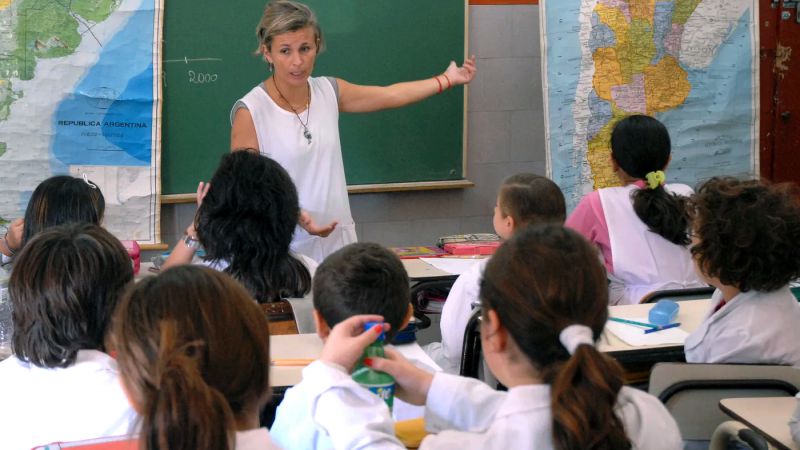 El Gobierno otorgará un bono adicional para docentes y celadores