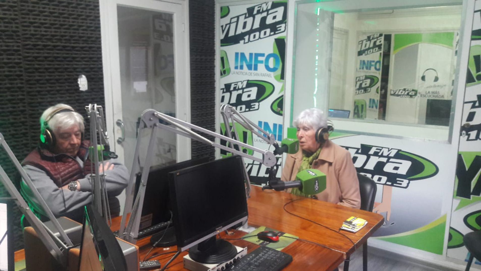 Hugo López y Estela Catalán, miembros de la Multisectorial San Rafael en el estudio de Vibra FM (100.3).