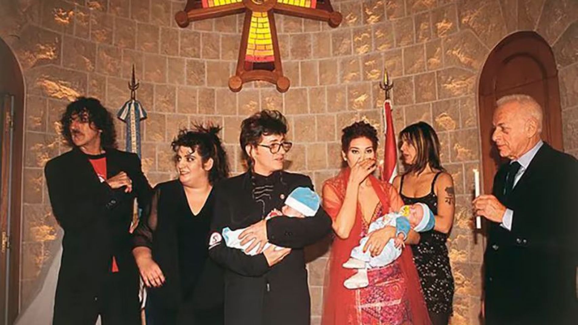 La historia de la foto viral del bautismo más rockero