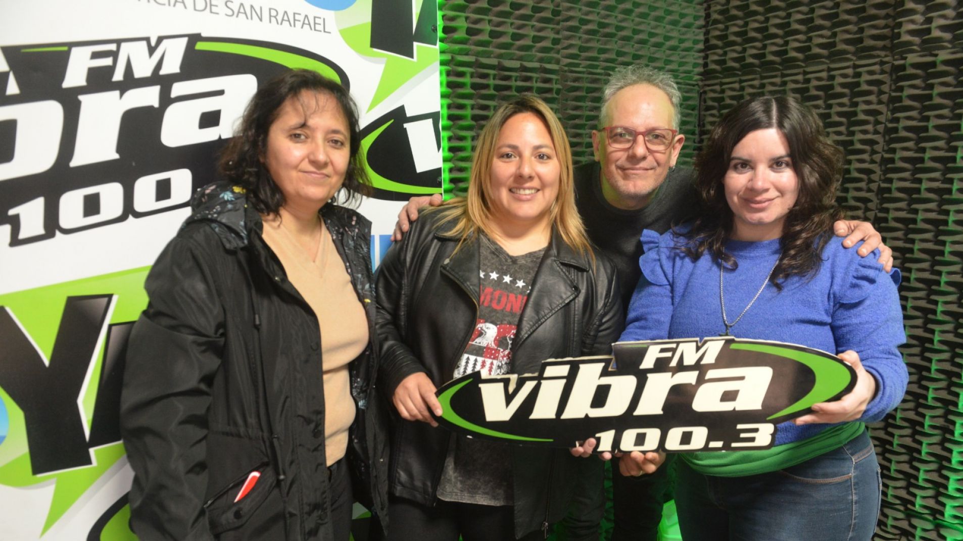 Eli Hidalgo (en el centro) junto a su amiga Lorena (izquierda) y los conductores de "No tan distintos" Gastón Rodríguez y Jorgelina Rey.