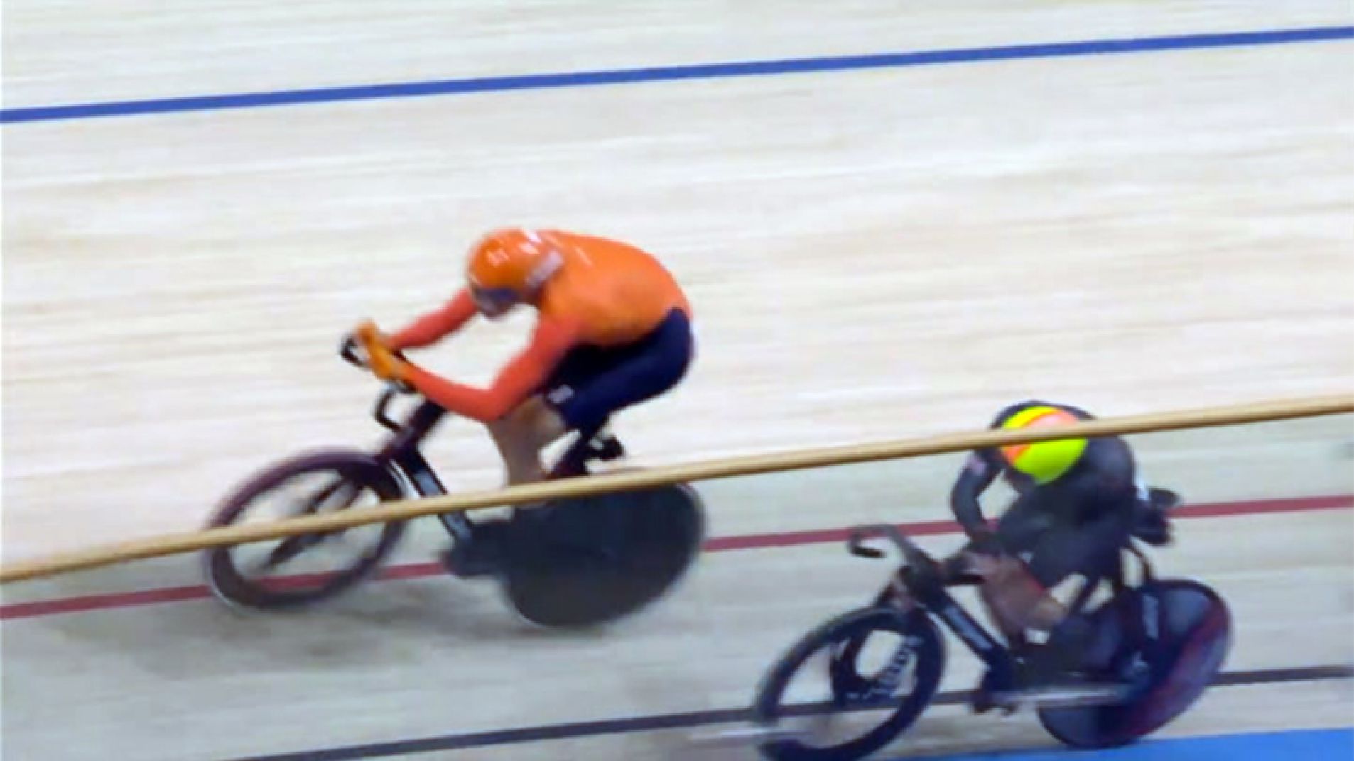 Descalificaron a un ciclista por golpear a un rival en plena carrera (Video)