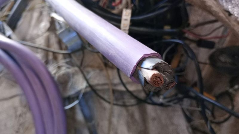 Detuvieron a un menor cuando robaba cables en la vía pública