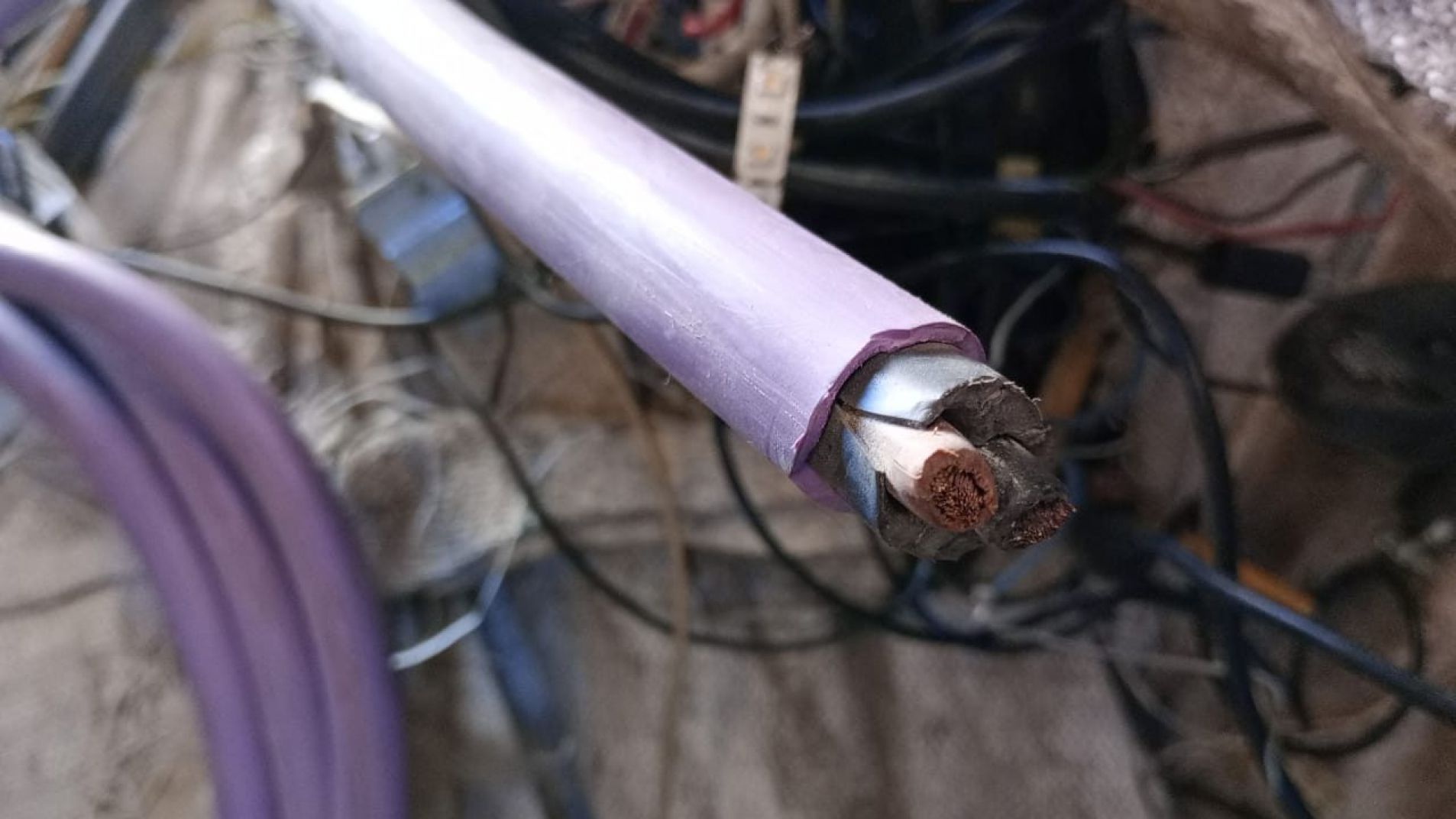 Detuvieron a un menor cuando robaba cables en la vía pública