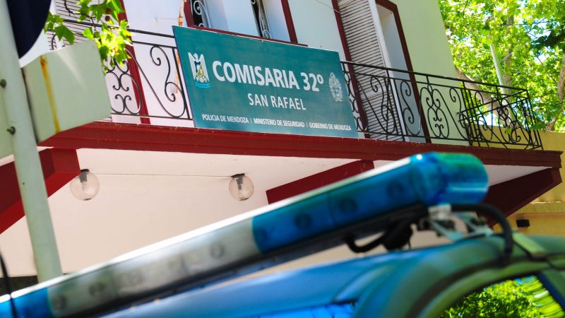 Durante la madrugada, rompieron el blíndex y robaron en un comercio