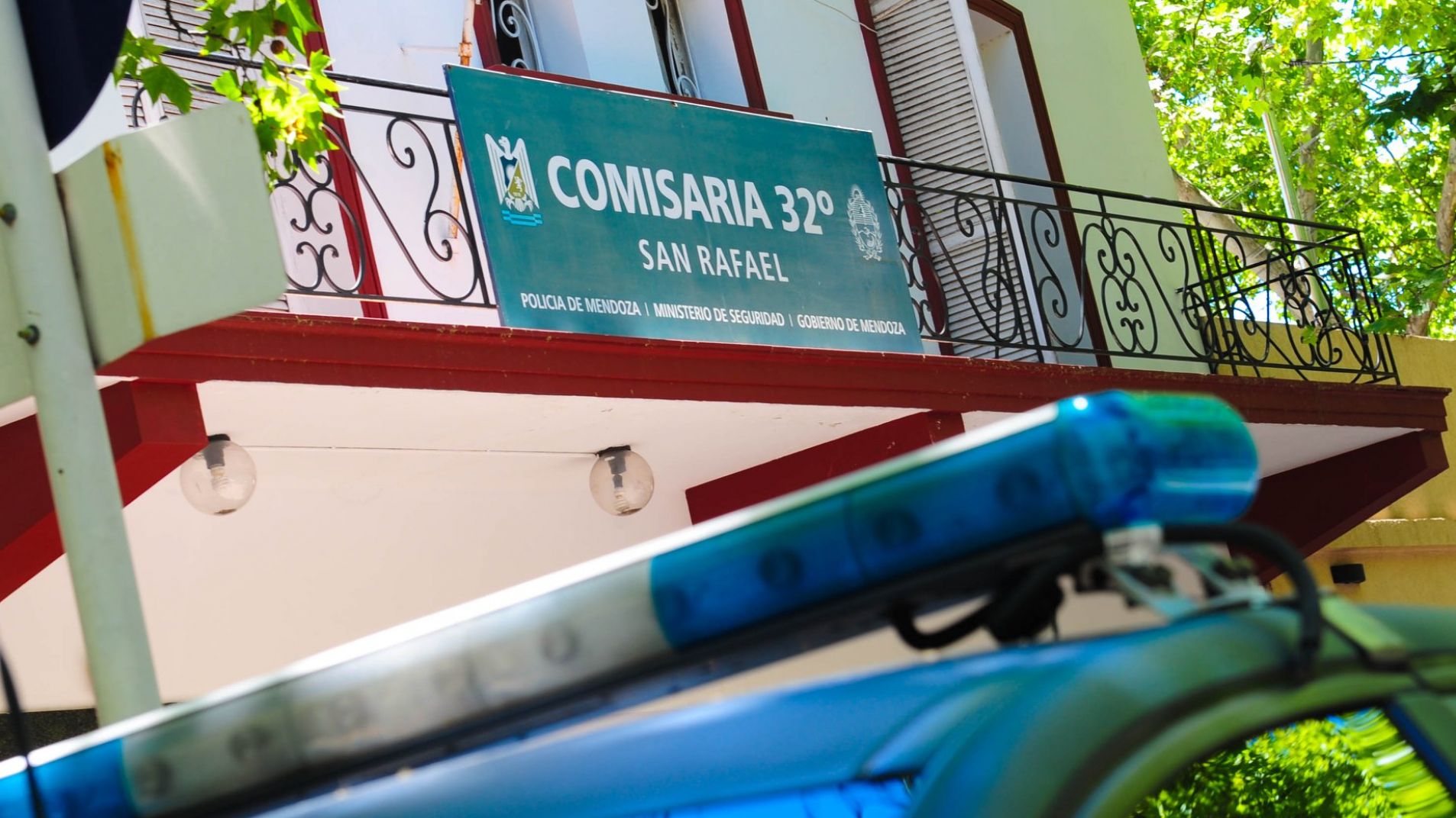 Durante la madrugada, rompieron el blíndex y robaron en un comercio