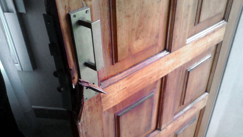 Reventaron la puerta de una patada y le robaron una computadora