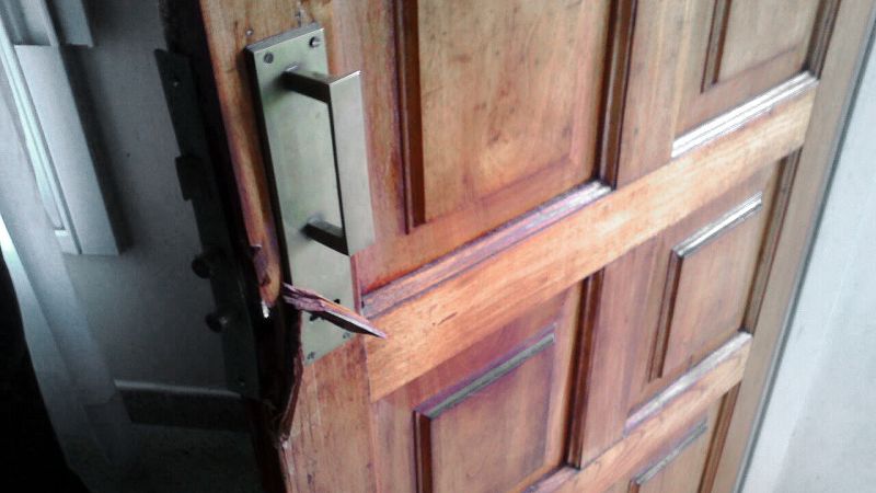 Reventaron una puerta y se robaron una garrafa