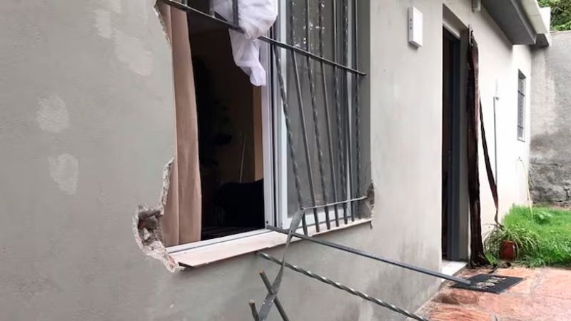 Robaron un calefón, ventilador y garrafa en un departamento