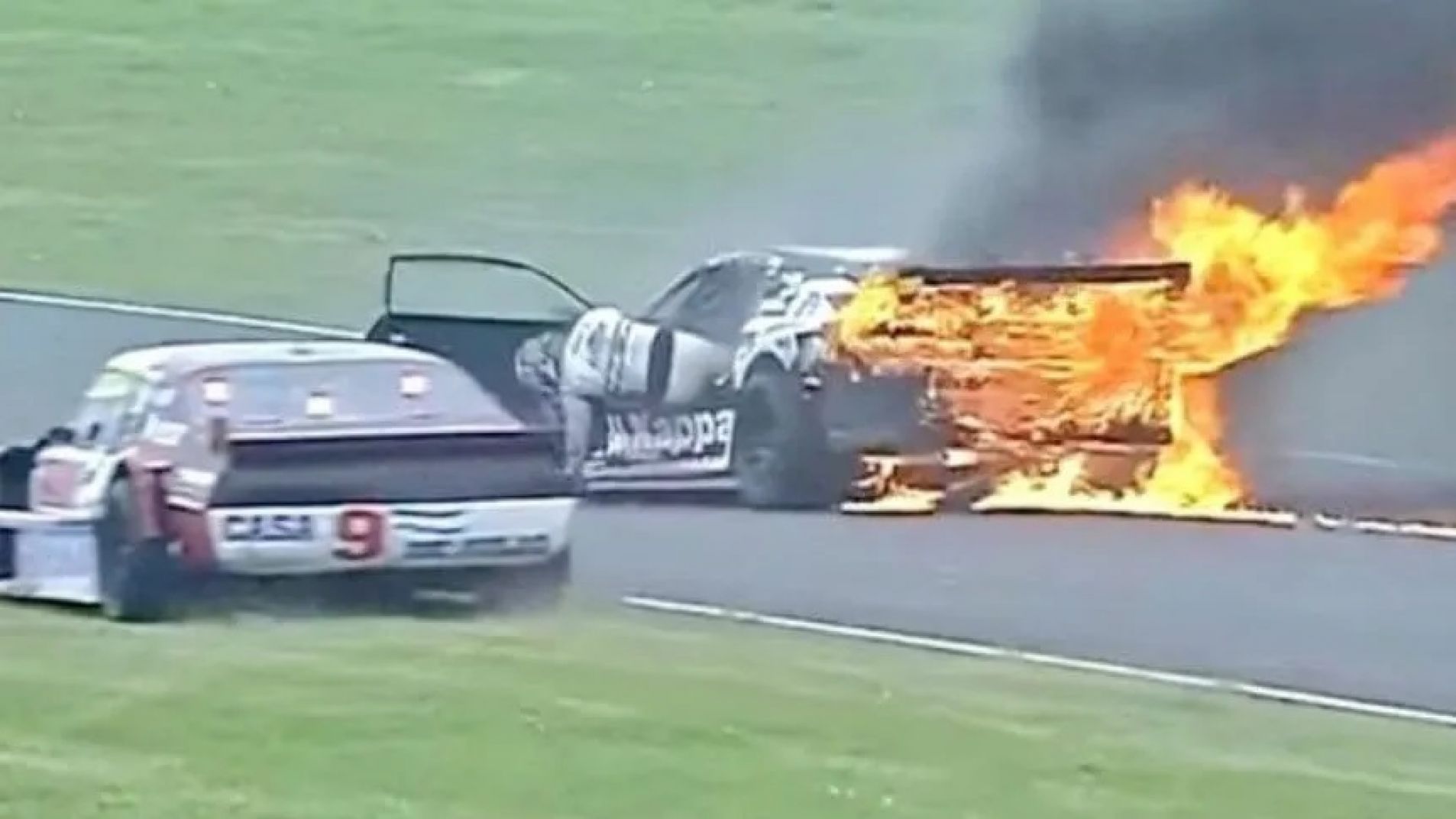 Estupor en el TC por el incendio en el Chevrolet de Gastón Mazzacane (Video)