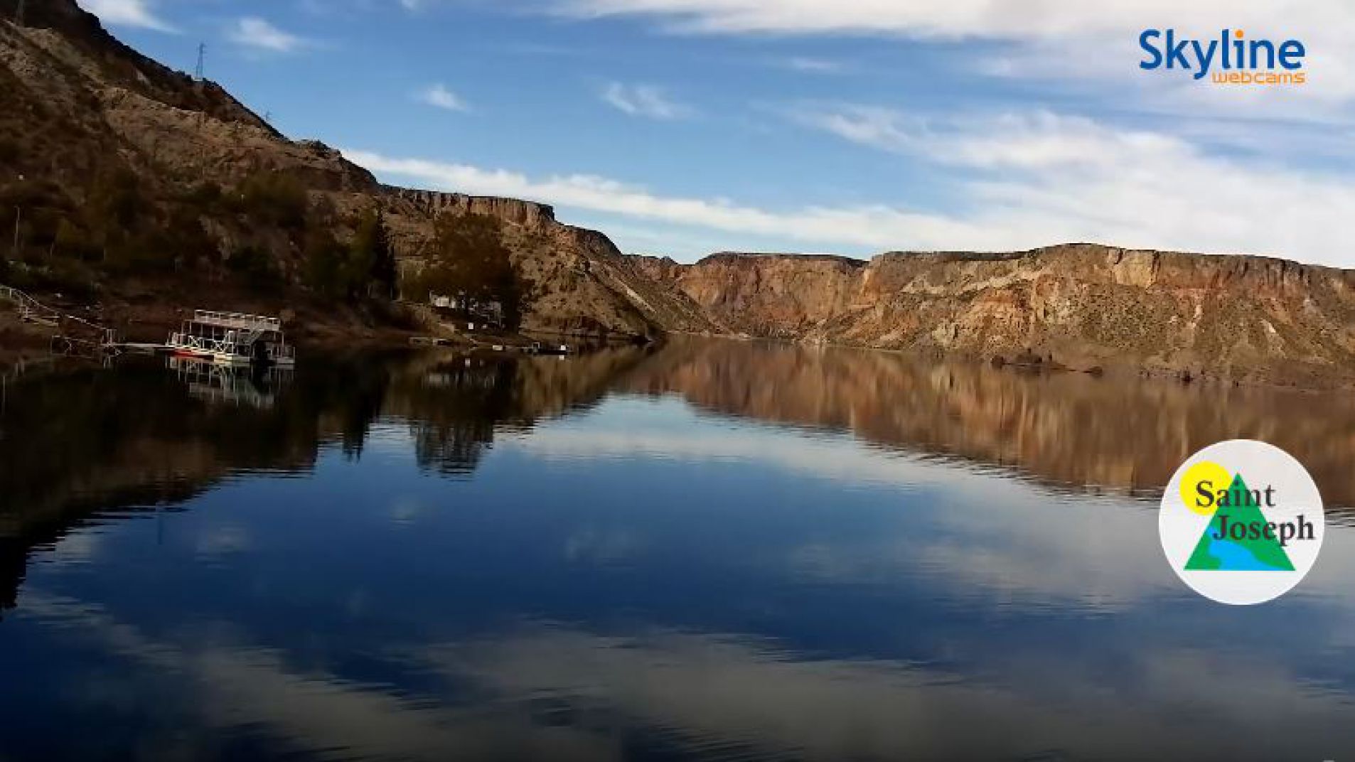 La cámara en vivo se mueve permanentemente ofreciendo una vista panorámica del lago.