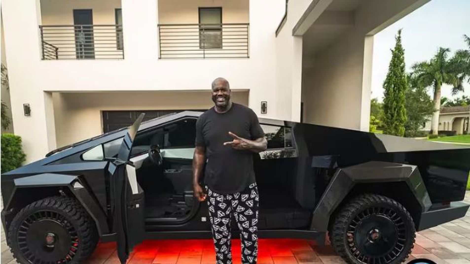 Shaquille O'Neal compró la "Bestia" de Tesla, la camioneta más rápida del mundo