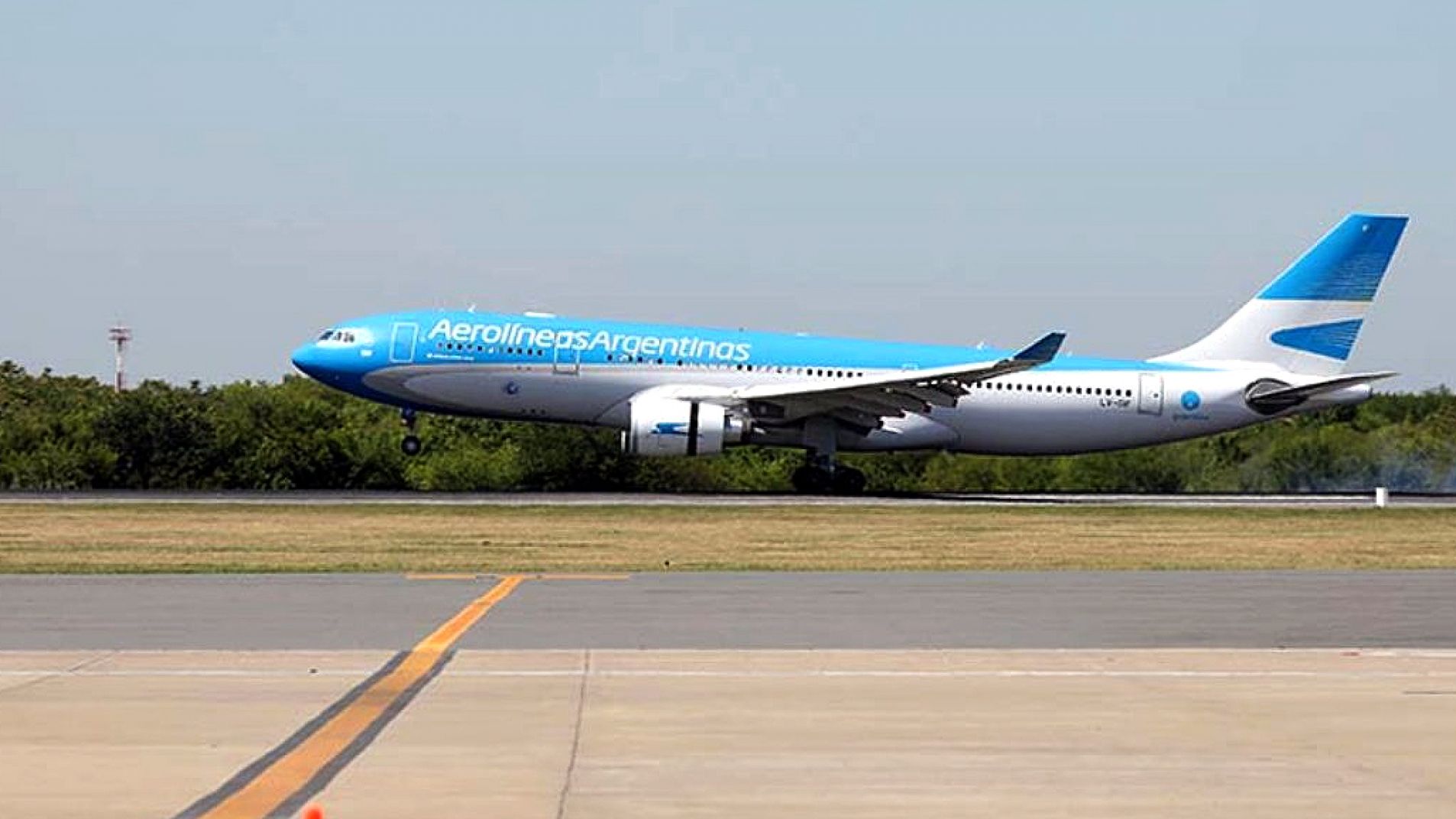 Aerolíneas Argentinas aumenta los pasajes por la suba del petróleo