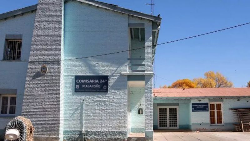 Sorprenden a dos hombres con uniformes de operarios robando cables telefónicos