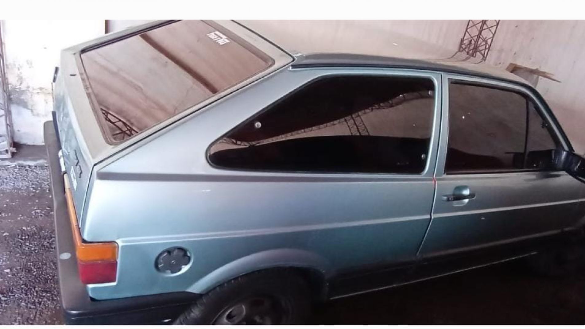 El VW Gol estaba estacionado frente a la casa del dueño cuando fue sustraído.