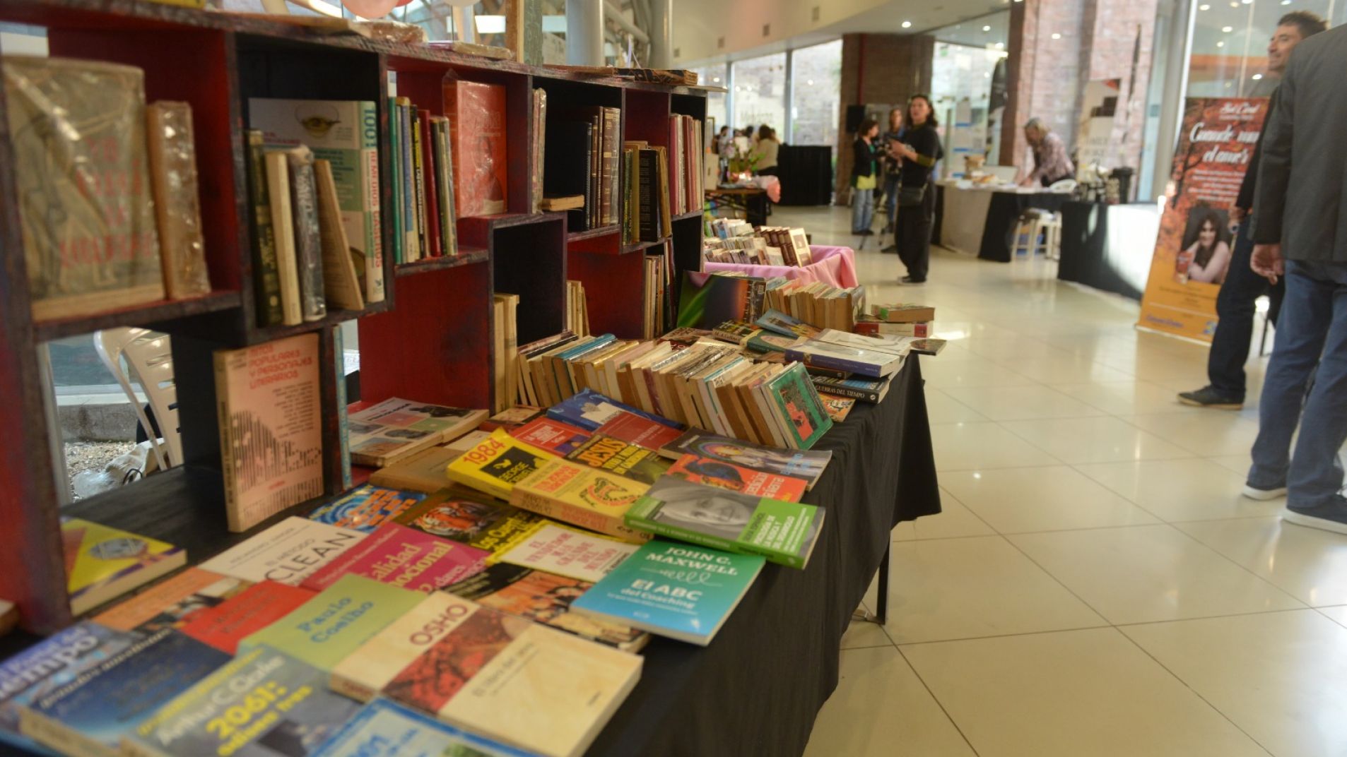 En la Feria del Libro hay una diversidad de stands para visitar.